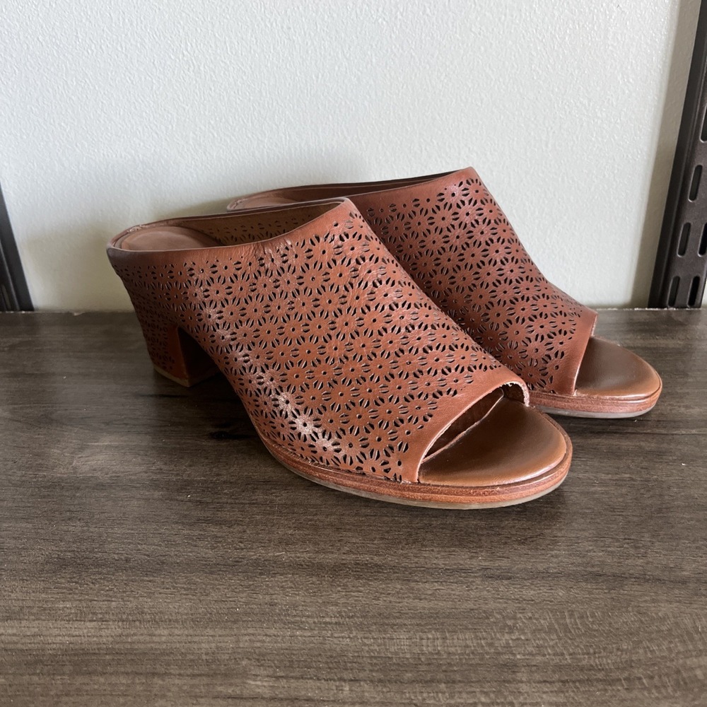 Gentle Souls Kenneth Cole Perforated Mules Heel Floral Brown Leather 6.5